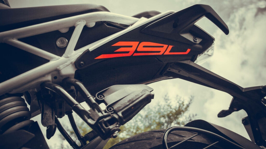 KTM Duke 390 Engine Close-Up: Sleek Design & Modern Engineering Wallpaper