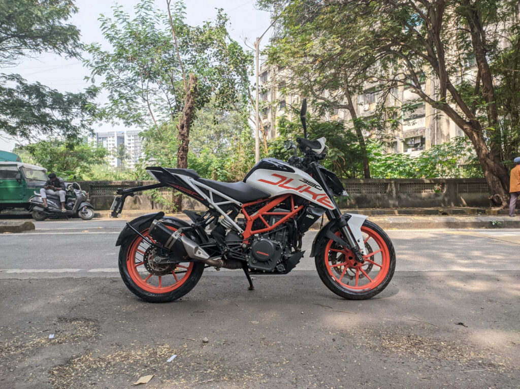 KTM Duke 390 Wallpaper: Bold Design & Urban Streetfighter Style