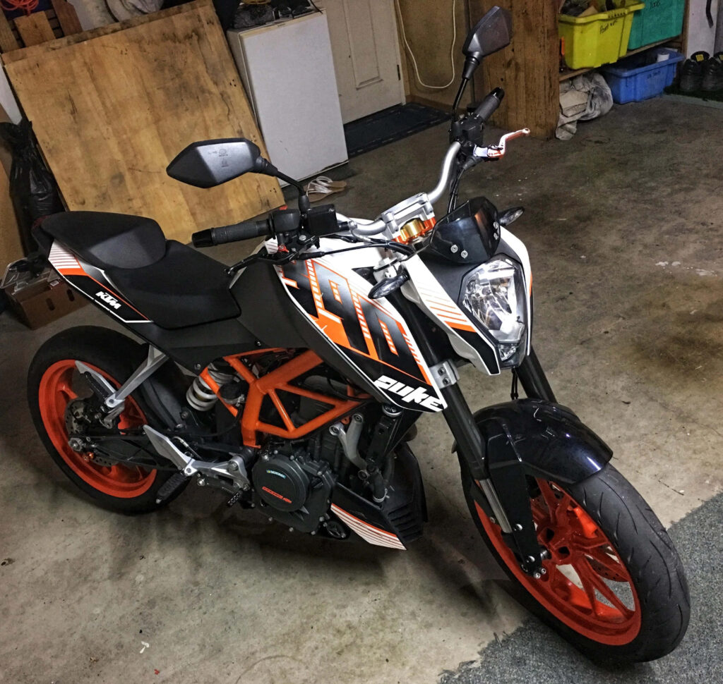Dynamic KTM Duke 390 Wallpaper: Bold Design for Urban Adventures