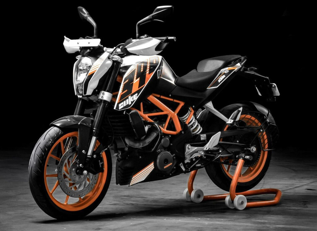 Dynamic KTM Duke 390 Wallpaper: Sporty Motorbike in Bold Design