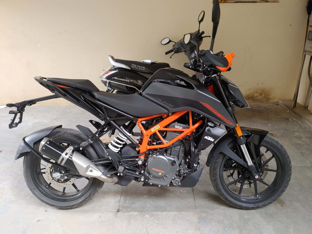 KTM Duke 390 Wallpaper: Sleek Orange Frame & Sporty Design