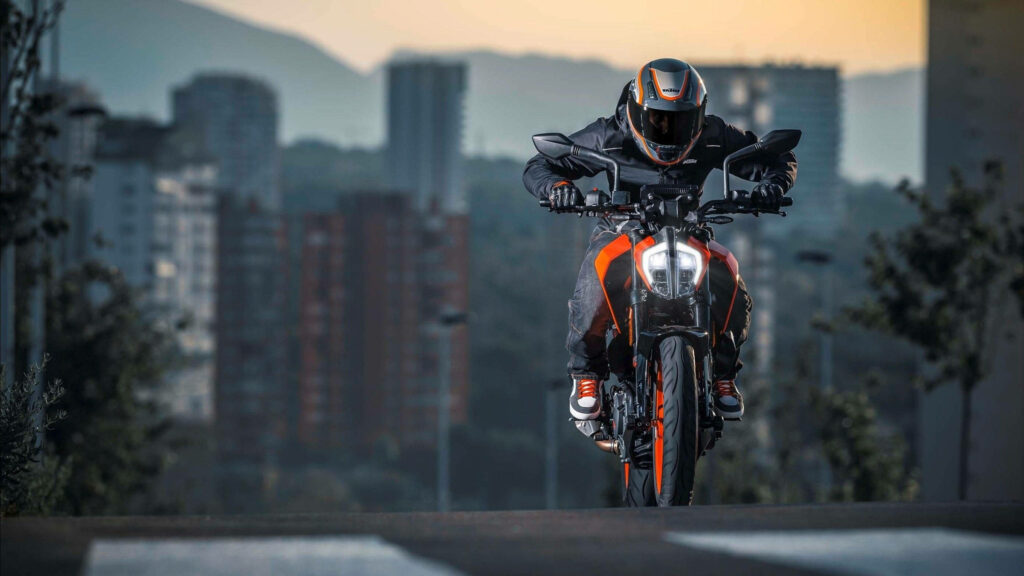 KTM Duke 390 Wallpaper: Thrilling Cityscape Evening Background