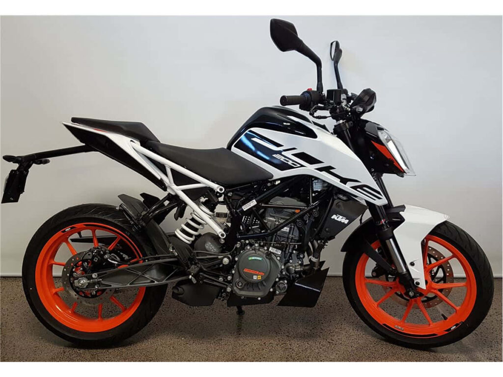 KTM Duke TDI 125 Wallpaper: Sleek Design & Bold Orange Wheels