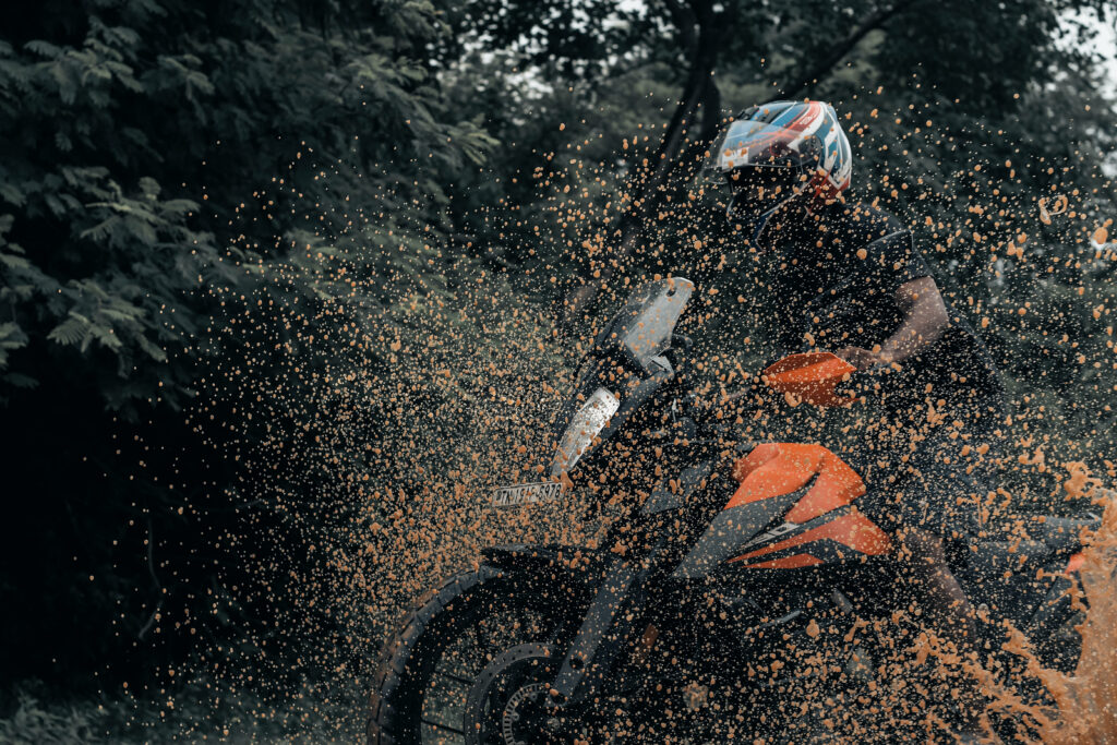 KTM RC 390 Dirt Speed Wallpaper: Exhilarating Mud Splash Moment