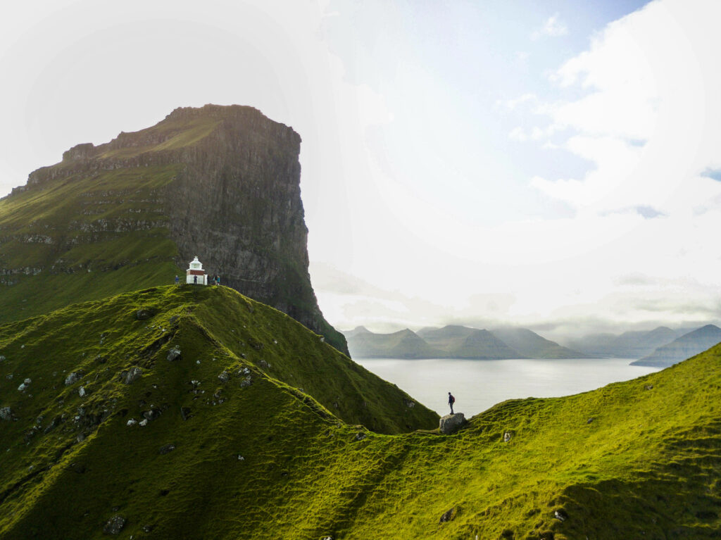 Kallur Lighthouse Wallpaper: Stunning Cliffs & Ocean Views in Faroe Islands