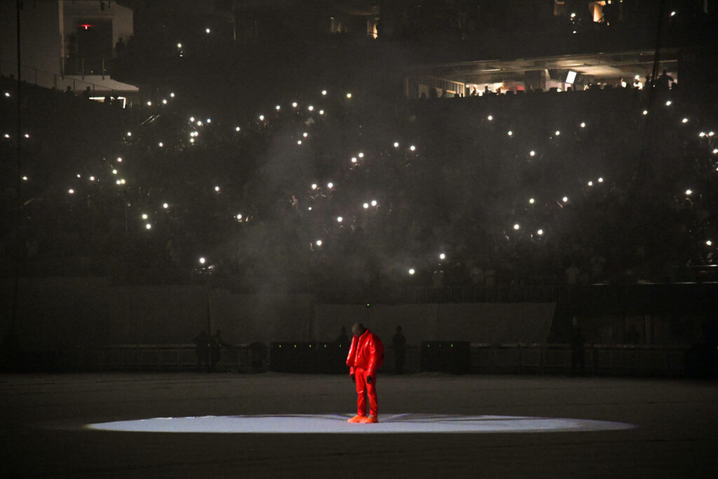 Kanye West Donda Event Wallpaper - Captivating iPhone Screensaver