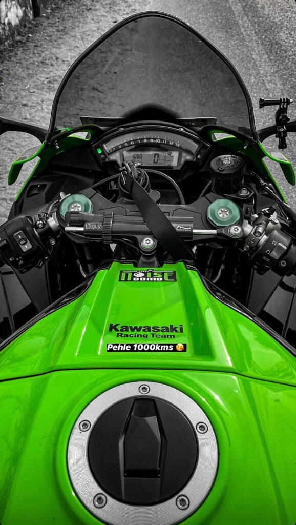 Kawasaki Z900 RS Wallpaper: Sporty Green Design & Dynamic View