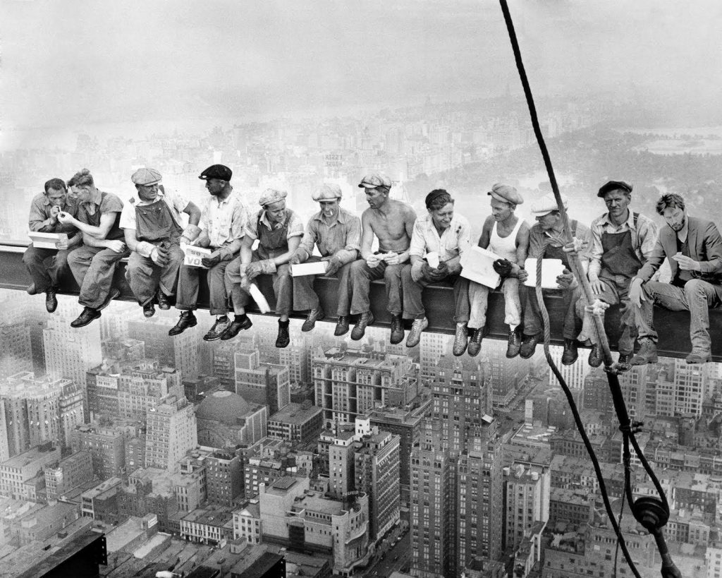 Keanu Reeves in black and white Lunch Atop a Skyscraper 1932 NYC construction workers wallpaper