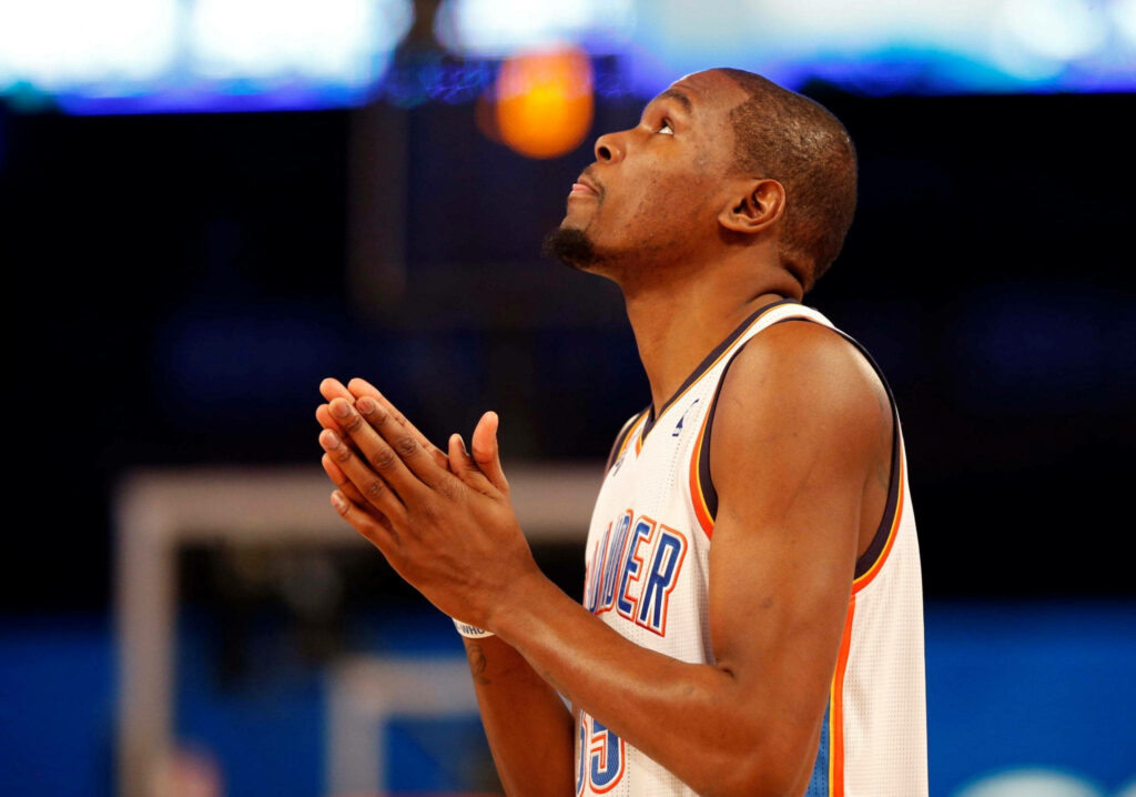 Serene Kevin Durant Wallpaper: Reflection and Prayer in Action