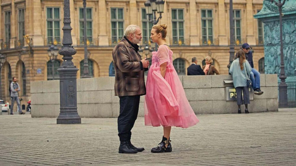 Killing Eve Wallpaper: Captivating Urban Scene with Iconic Characters