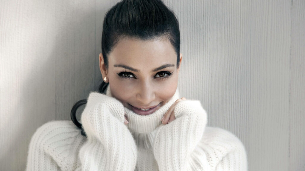 Kim Kardashian's Elegant Smile: Stunning Wallpaper Background