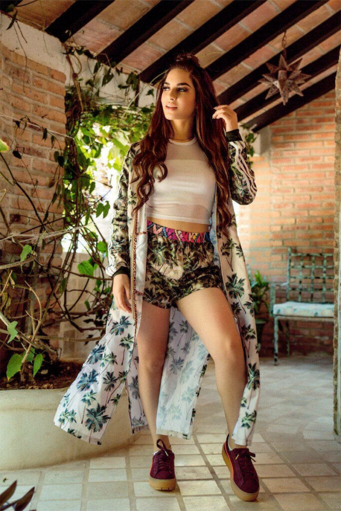 Kimberly Loaiza's Chic Boho Photoshoot Wallpaper - Vibrant Style