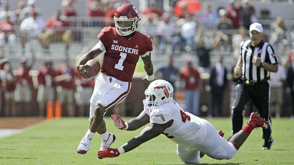 Kyler Murray Evades Defender - Oklahoma Sooners Football Wallpaper