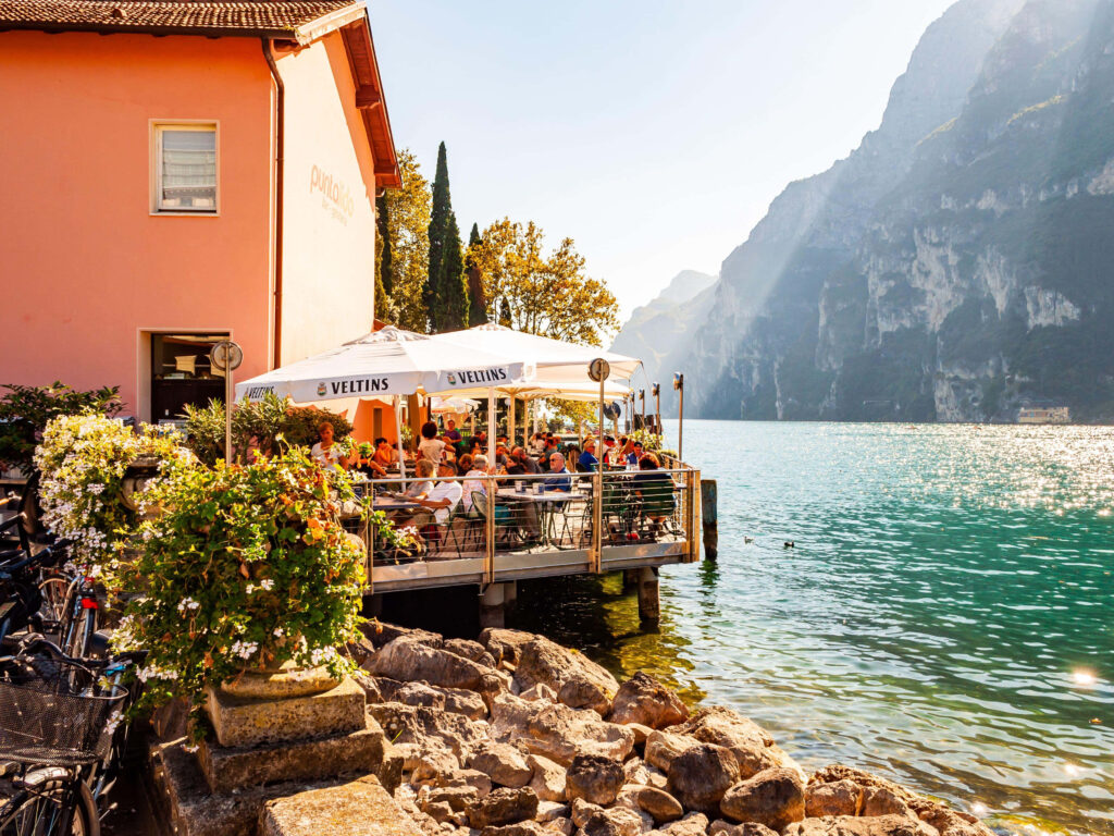 Serene Lakeside Restaurant at Lago di Garda - Stunning Outdoor Dining Wallpaper