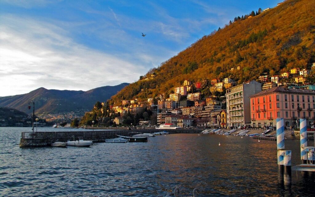 Lake Como Wallpaper: Charming Promenade & Scenic Italian Beauty