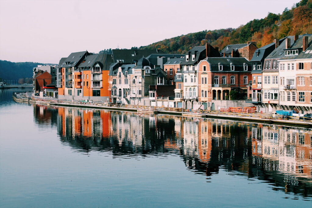 Lakefront Palette: A Vibrant Array of Houses Embracing Serene Waters in High-Definition Wallpaper