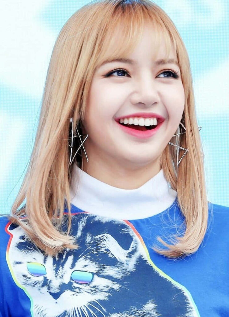 Lalisa Manoban: Radiant Smile & Unique Style Wallpaper Background