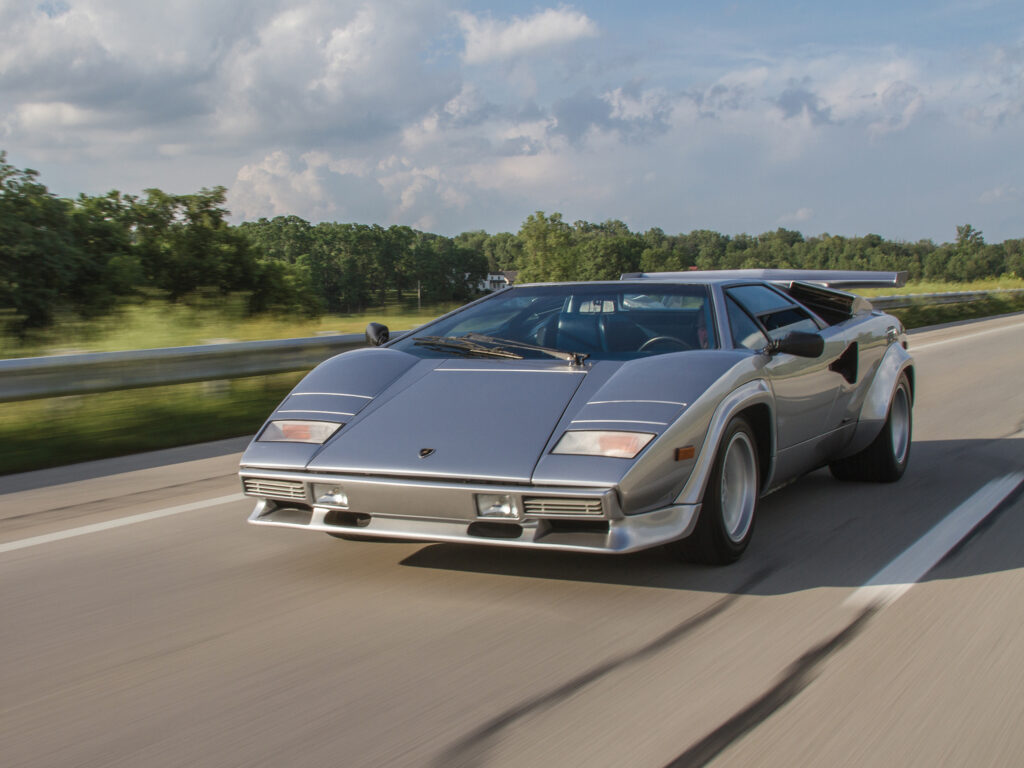 Lamborghini Countach LP500S Wallpaper: Speed & Elegance in Motion
