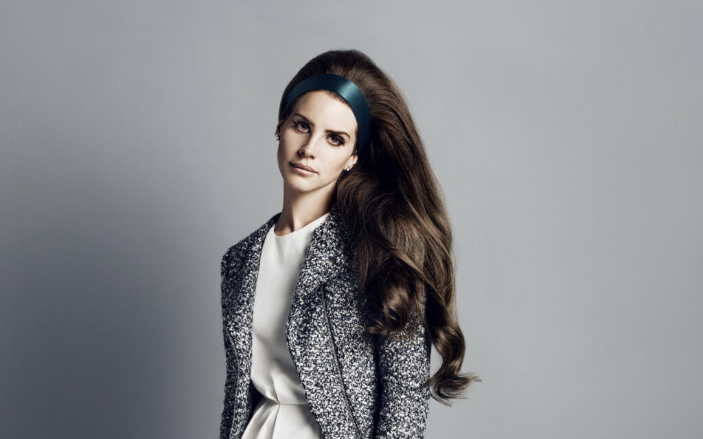 Captivating Beauty: Lana Del Rey's Alluring Portrait in 4K Wallpaper