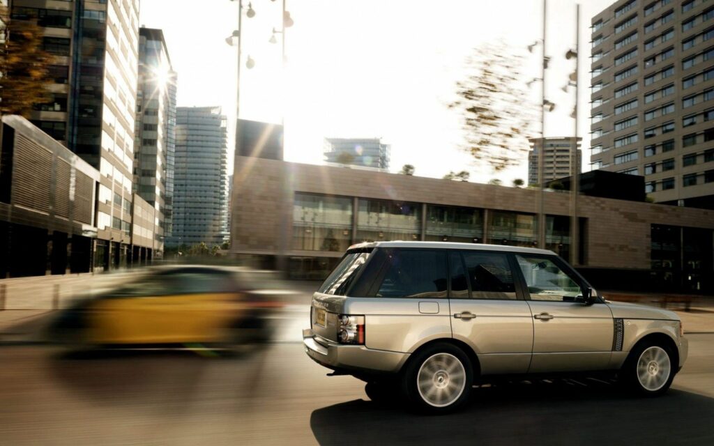 Dynamic Land Rover Wallpaper: Cityscape Blur Effect 1680x1050