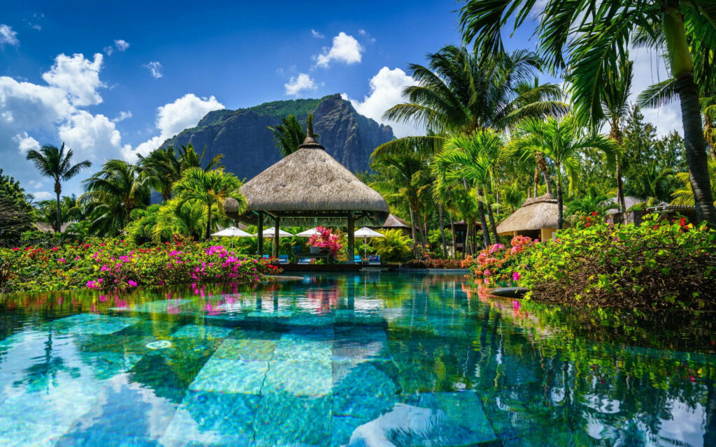 Le Morne Brabant Wallpaper: Tropical Oasis with Stunning Mountain View