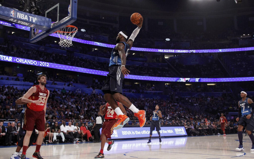 LeBron James Dynamic Wallpaper: Soaring Athleticism in Action