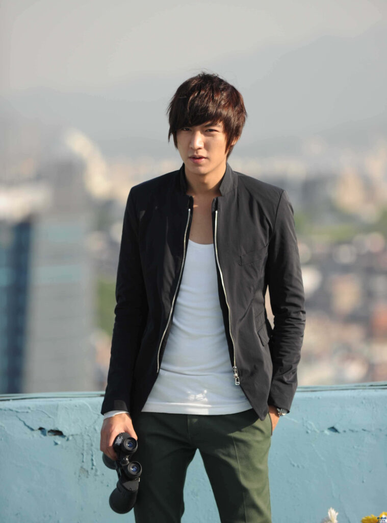 Lee Min Ho: Stylish South Korean Actor in Trendy Cityscape Wallpaper