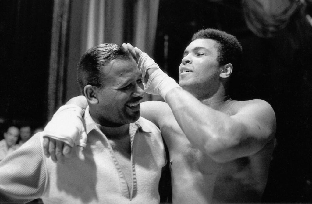 Epic Boxing Wallpaper: Sugar Ray Robinson & Muhammad Ali's Friendship