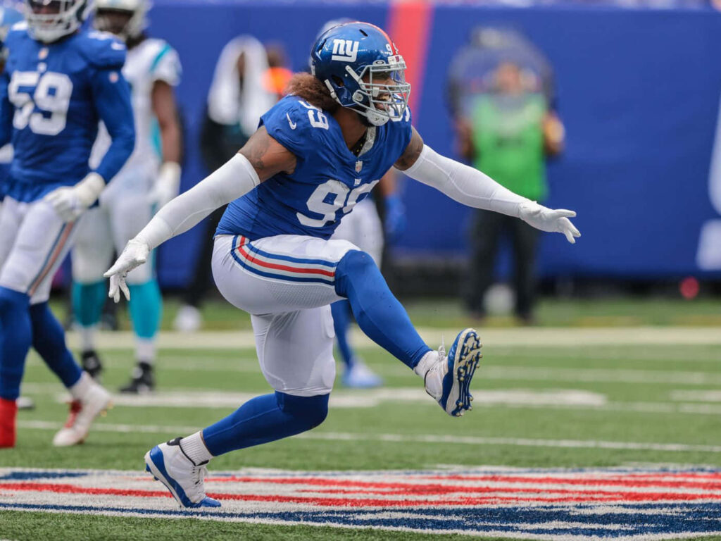 Dynamic Leonard Williams Wallpaper - Giants Football Action Background