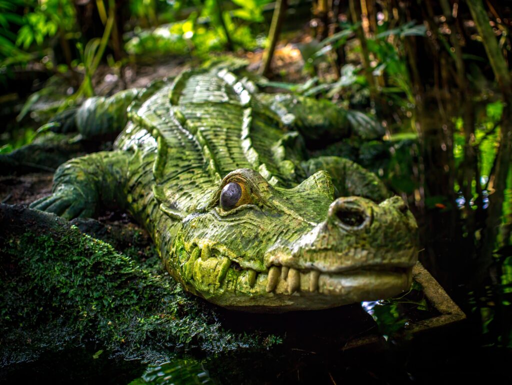 Lifelike Crocodile Wallpaper: Vibrant Green Nature Scene