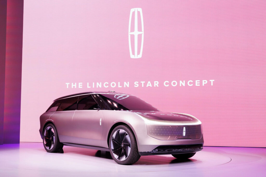 Lincoln Star Concept Car Wallpaper: Futuristic Design on Pink Background