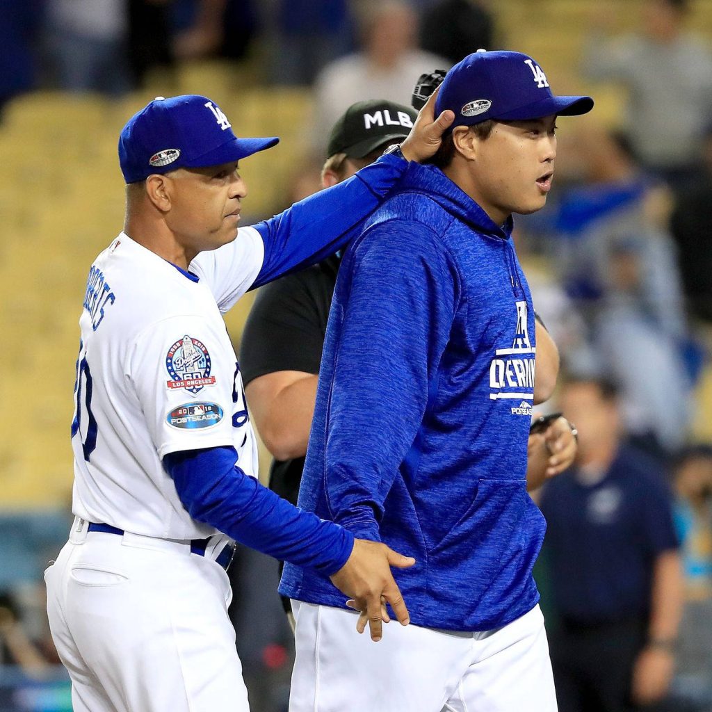 Los Angeles Dodgers manager Dave Roberts encourages pitcher Ryu Hyun-jin 2018 MLB postseason Wallpaper
