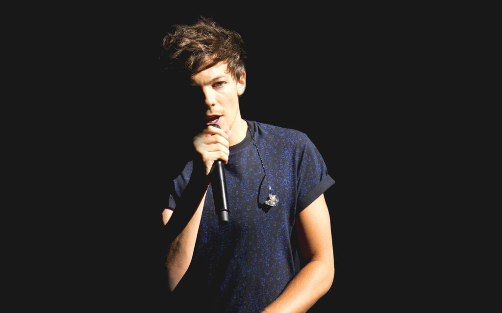 Melodic Night: Louis Tomlinson Channelling Emotion Through Music in a Mesmerizing Ambience Wallpaper