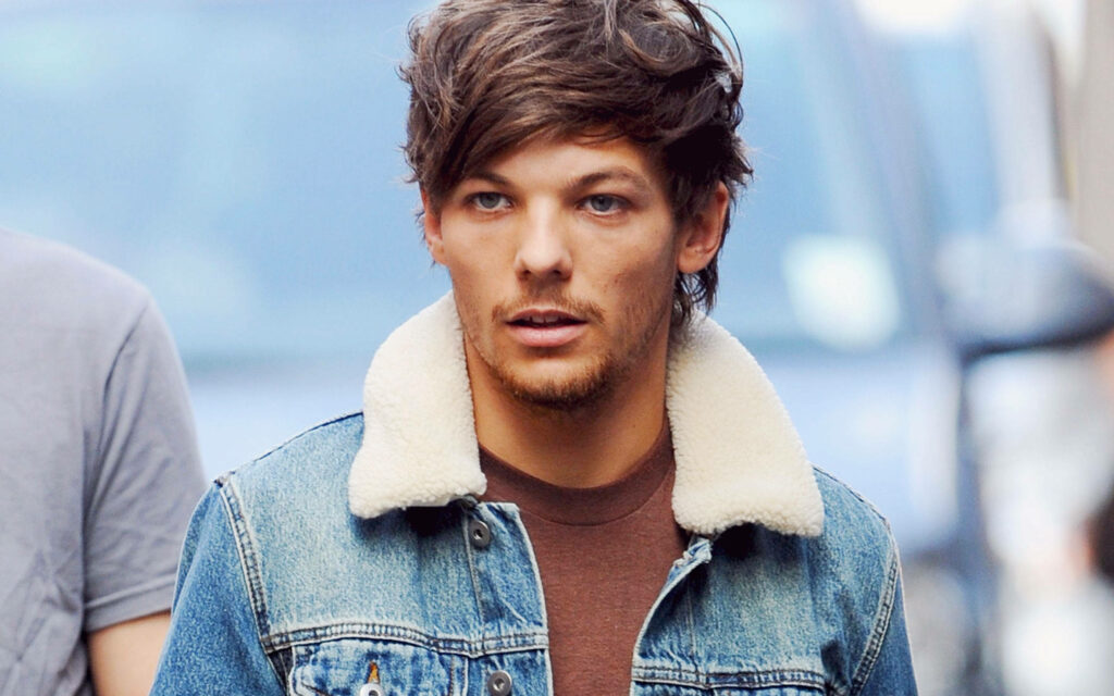 Louis Tomlinson's Casual Stroll: Rocking a Stylish Jean Jacket with a Fur Collar Wallpaper