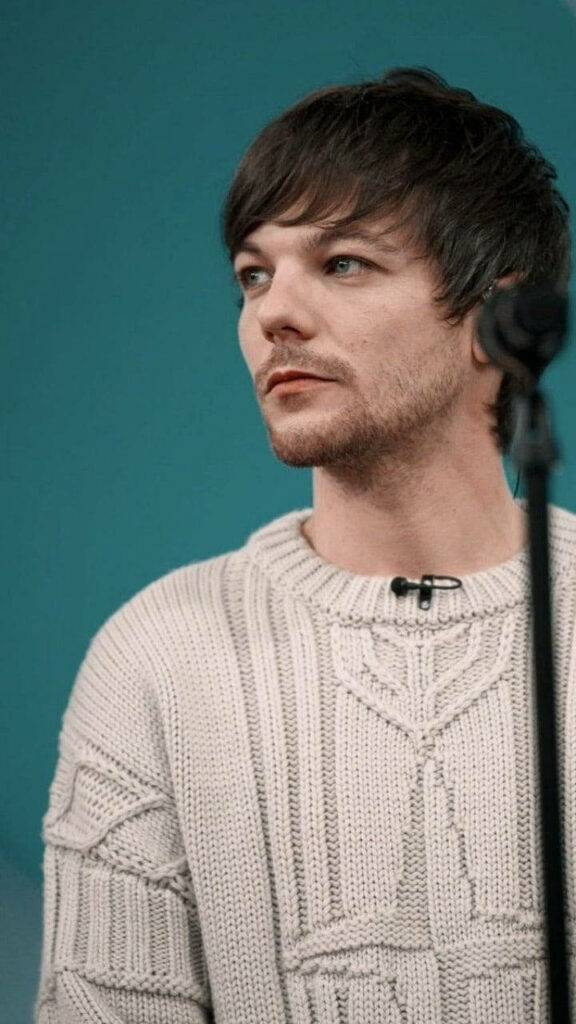 Louis Tomlinson's Serene Performance in Pastel Perfection Wallpaper