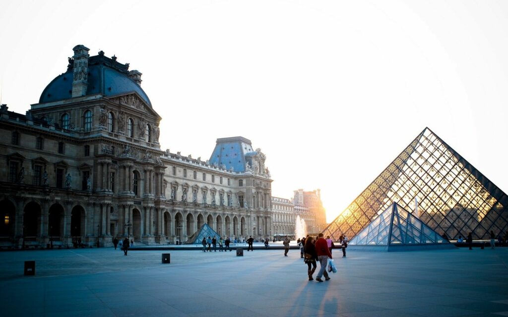 Louvre Museum Wallpaper: Sunset Serenity & Glass Pyramid Contrast