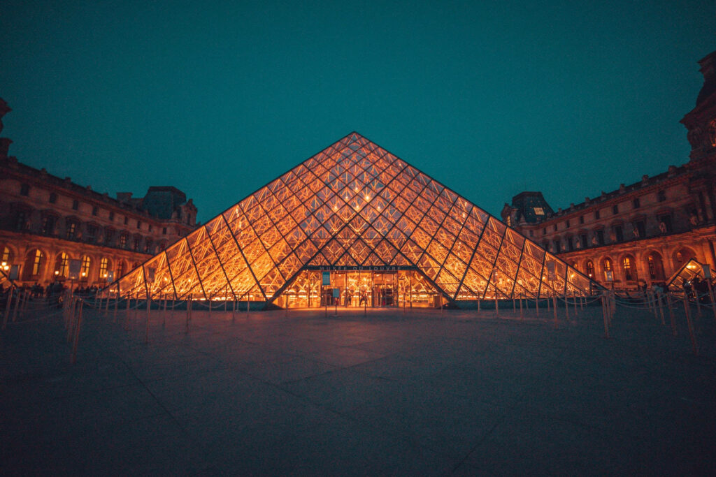 Louvre Museum Illuminated Wallpaper: Iconic Glass Pyramid at Dusk