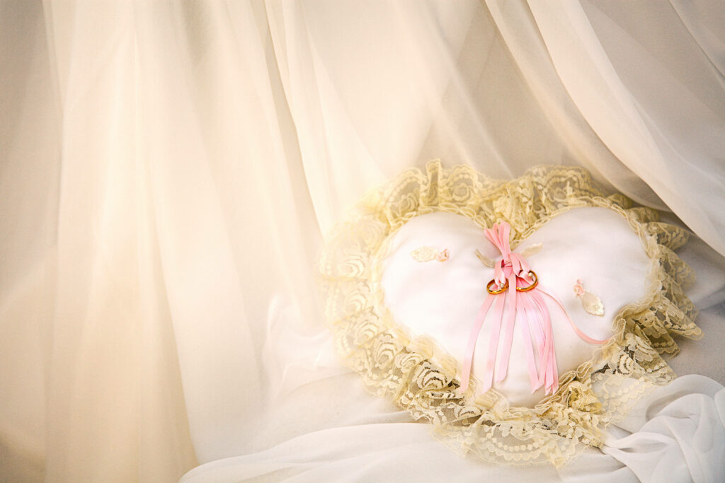 Gilded Love Knots: A Dreamy Wedding Décor Delight Wallpaper