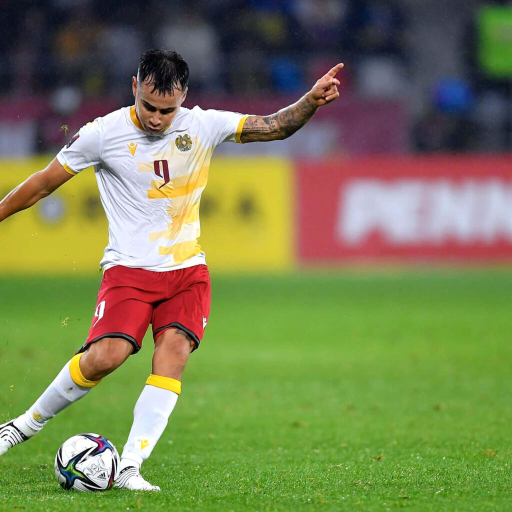 Lucas Zelarayan in Columbus Crew white and yellow kit dribbling on vibrant green pitch wallpaper