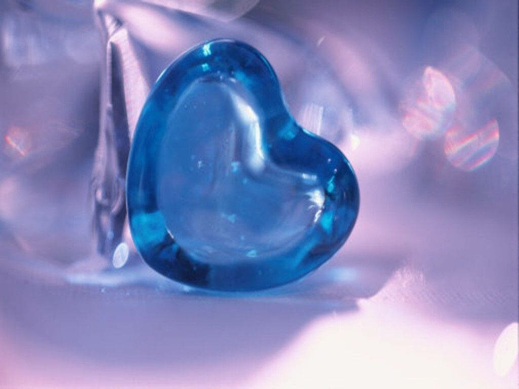Luminous Blue Heart Gem Wallpaper - Serene Romantic Background