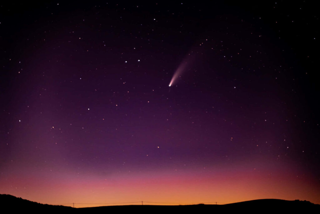 Luminous Comet Wallpaper: Serene Starry Night Sky Background