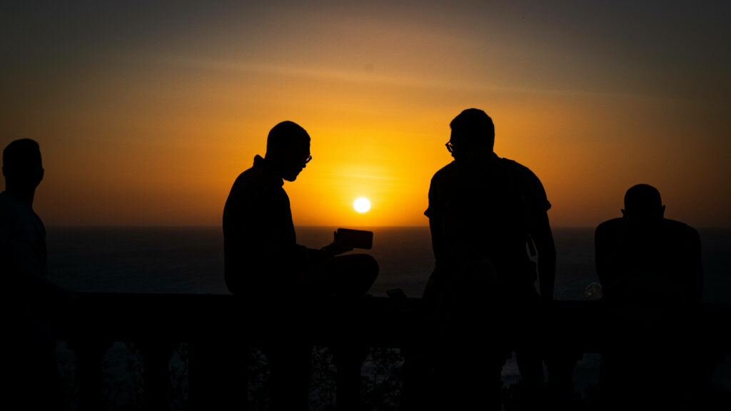 Sundown Conversations: Captivating camaraderie amongst men against Nicaragua's breathtaking twilight Wallpaper