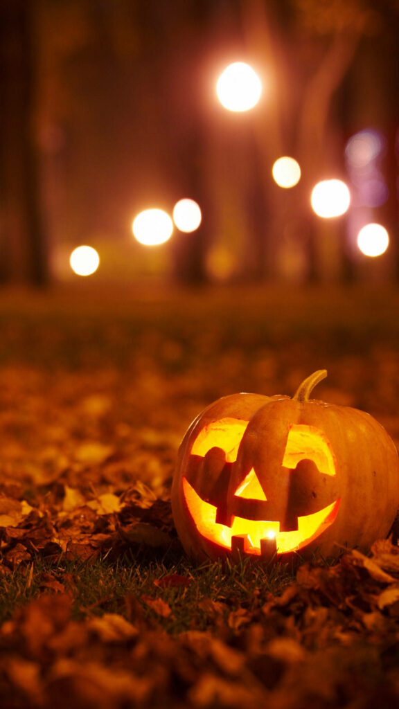 Halloween Magic: A Mesmerizing Pumpkin Shines Bright in Luminous Night Wallpaper