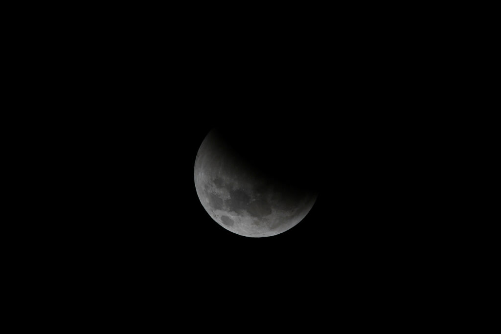 Night's Celestial Jewel: Enchanting Half-Moon Phase Illuminates Desktop in Mesmerizing Black Wallpaper