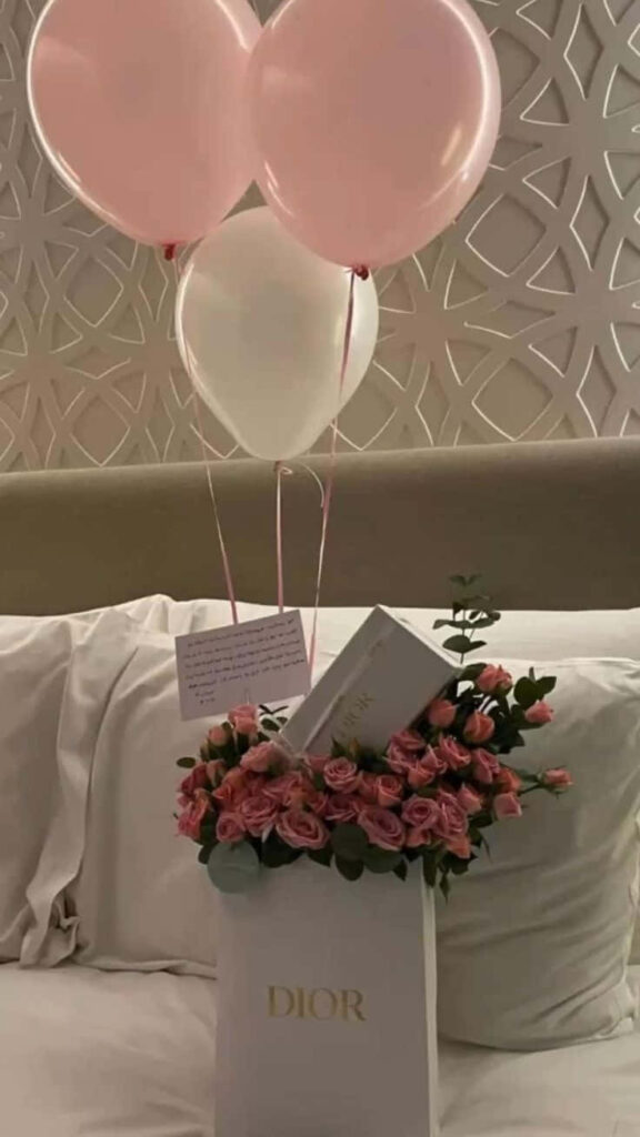 Luxurious Birthday Gift: Dior Box with Pink Roses & Heartfelt Note Wallpaper