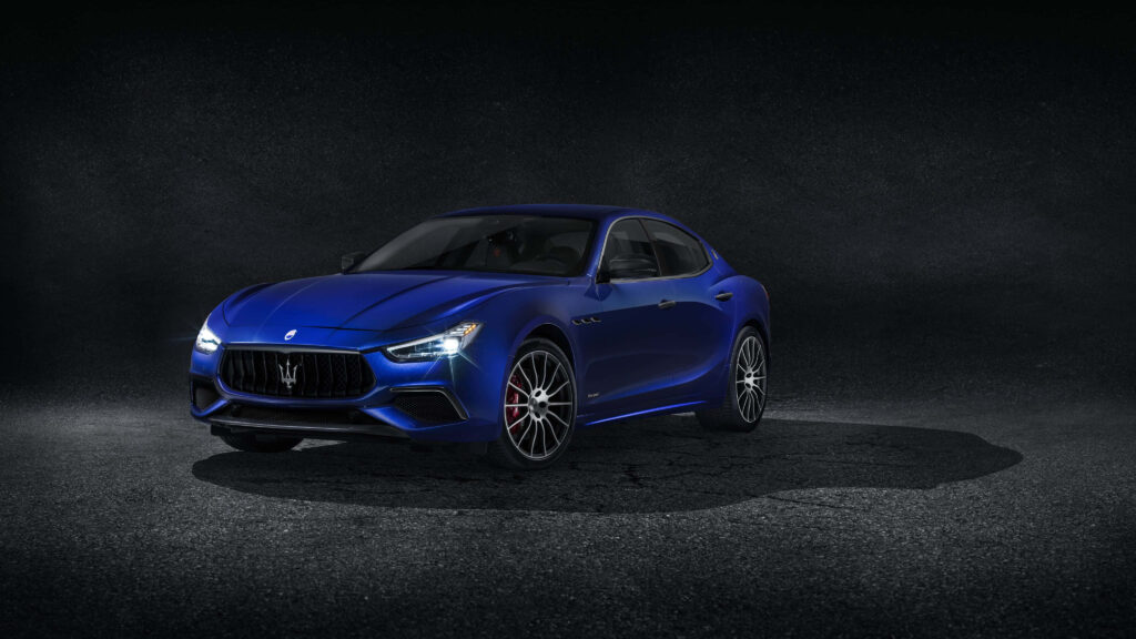 Luxury Maserati Ghibli Blue Wallpaper: Elegance Meets Dynamic Design