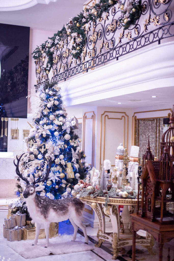 Luxurious Christmas Scene: Decorated Tree & Elegant Holiday Ambiance Wallpaper