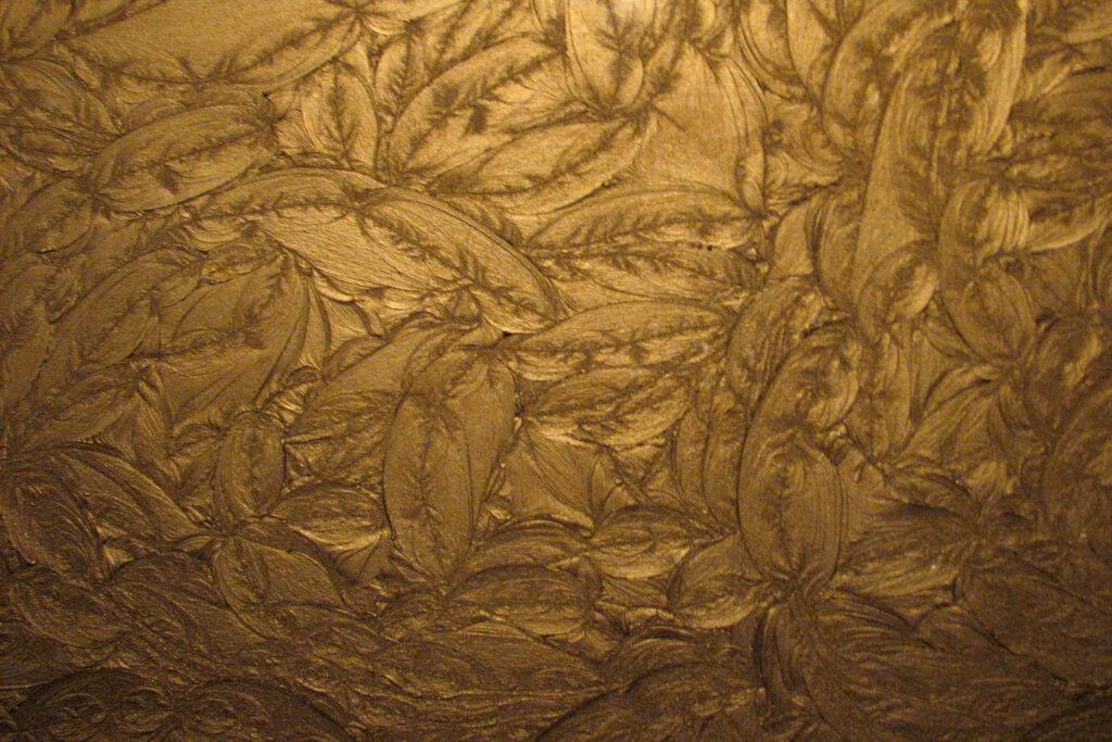 Luxurious Gold Leaf Pattern Wallpaper: Intricate Plant-Inspired Design