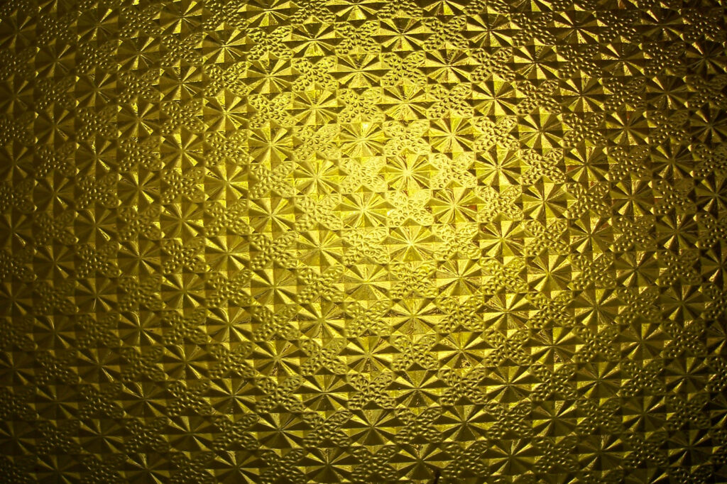 Elegant Gold Texture Wallpaper with Intricate Geometric Pattern