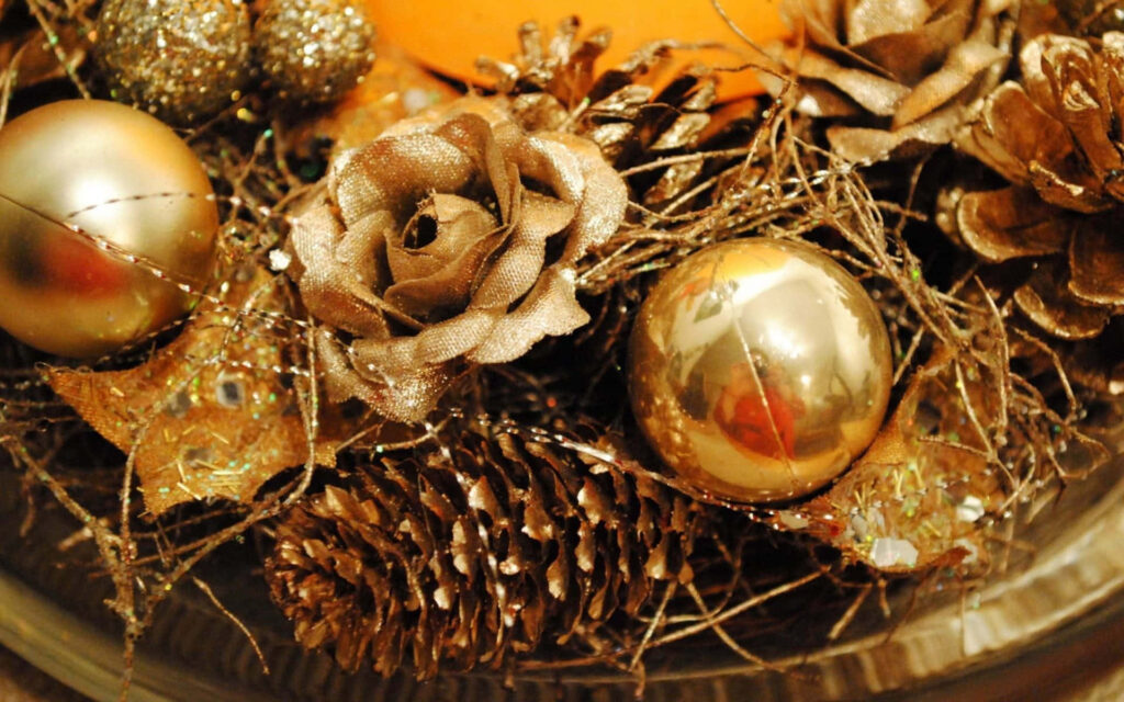 Luxurious Holiday Wallpaper: Golden Pinecones & Metallic Ornaments